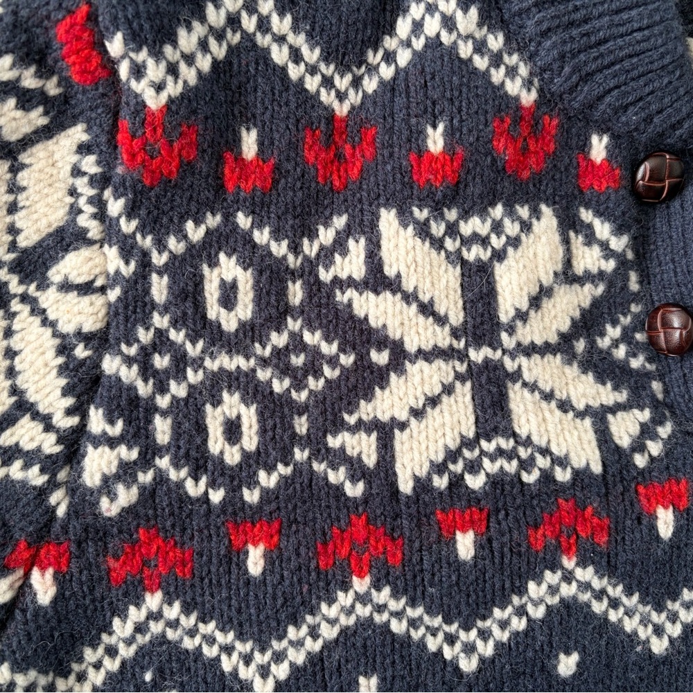 L.L. Bean Navy Fair Isle 100% Lambs Wool Crewneck Sweater - Like New - Picture 4 of 5